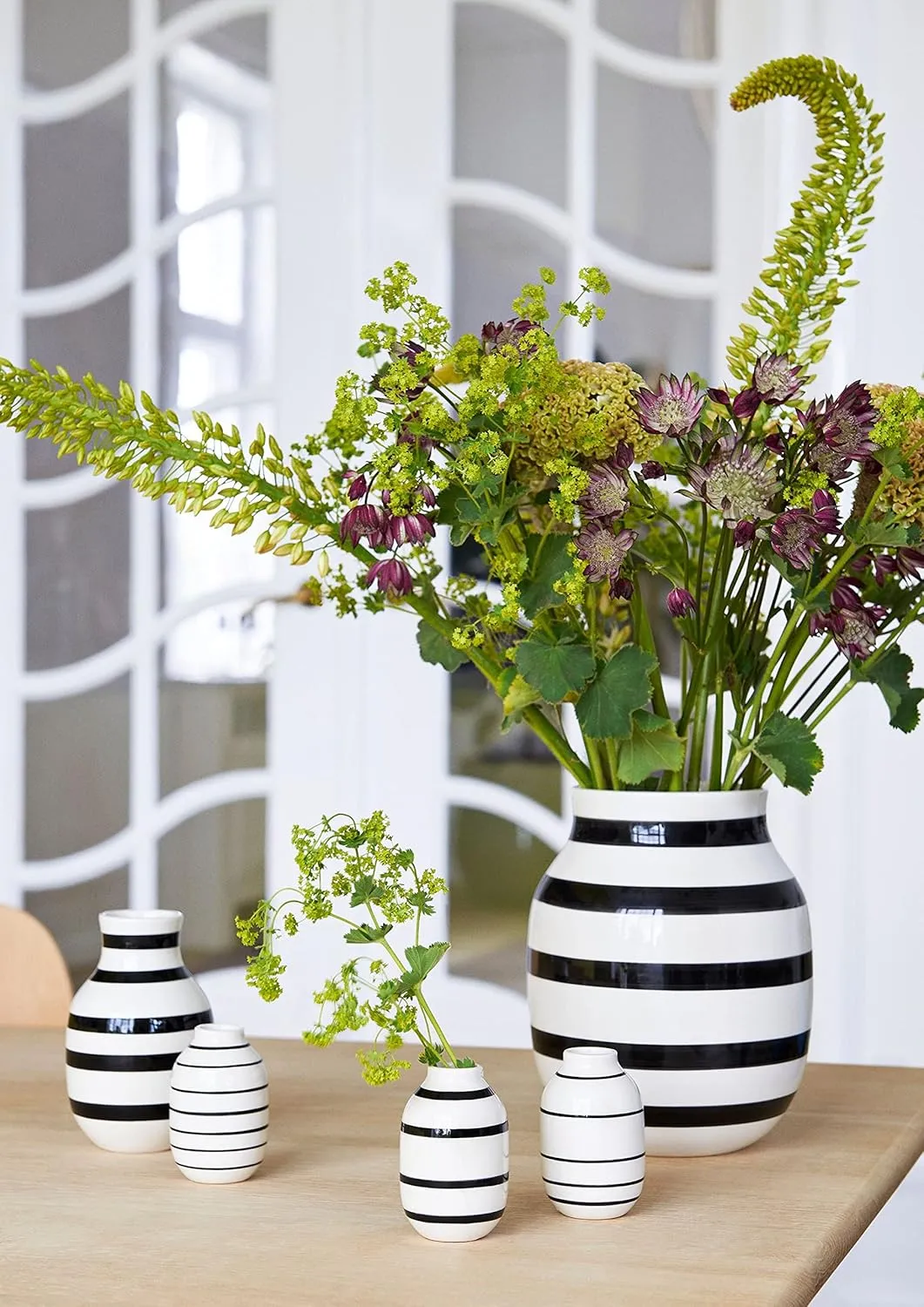 Omaggio vase Made of Porcelain with Stripes, Modern vase, Round, Bulbous, Scandinavian Design vase for Flowers, Black, 20cm