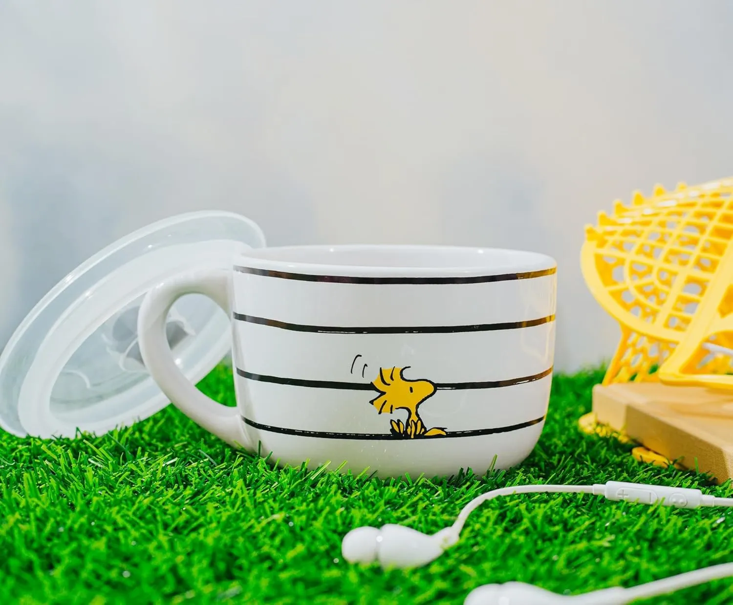 Silver Buffalo Peanuts Snoopy and Woodstock Ceramic Soup Mug with Vented Plastic Lid, 24 Ounces, 1 Count (Pack of 1)