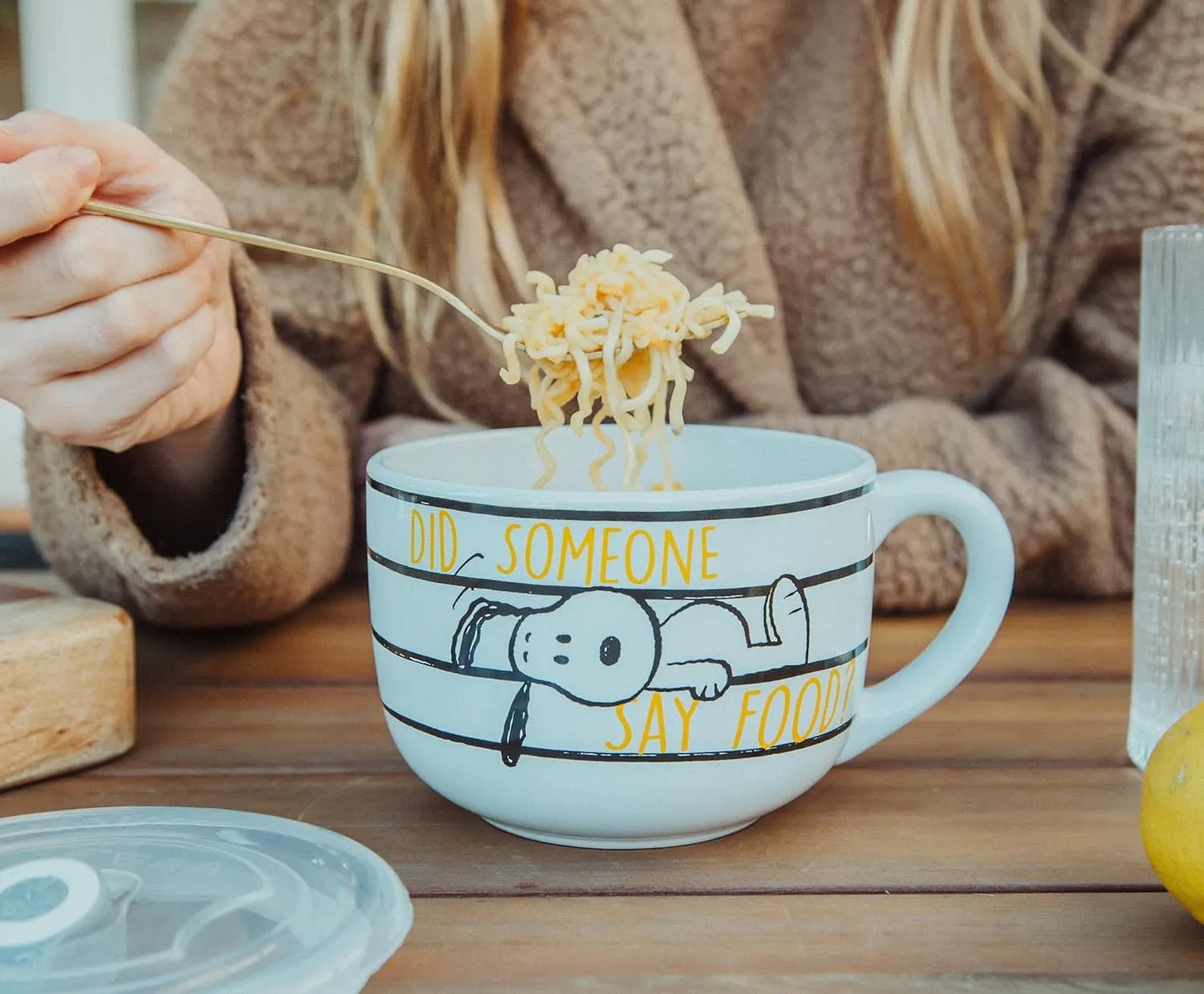 Silver Buffalo Peanuts Snoopy and Woodstock Ceramic Soup Mug with Vented Plastic Lid, 24 Ounces, 1 Count (Pack of 1)